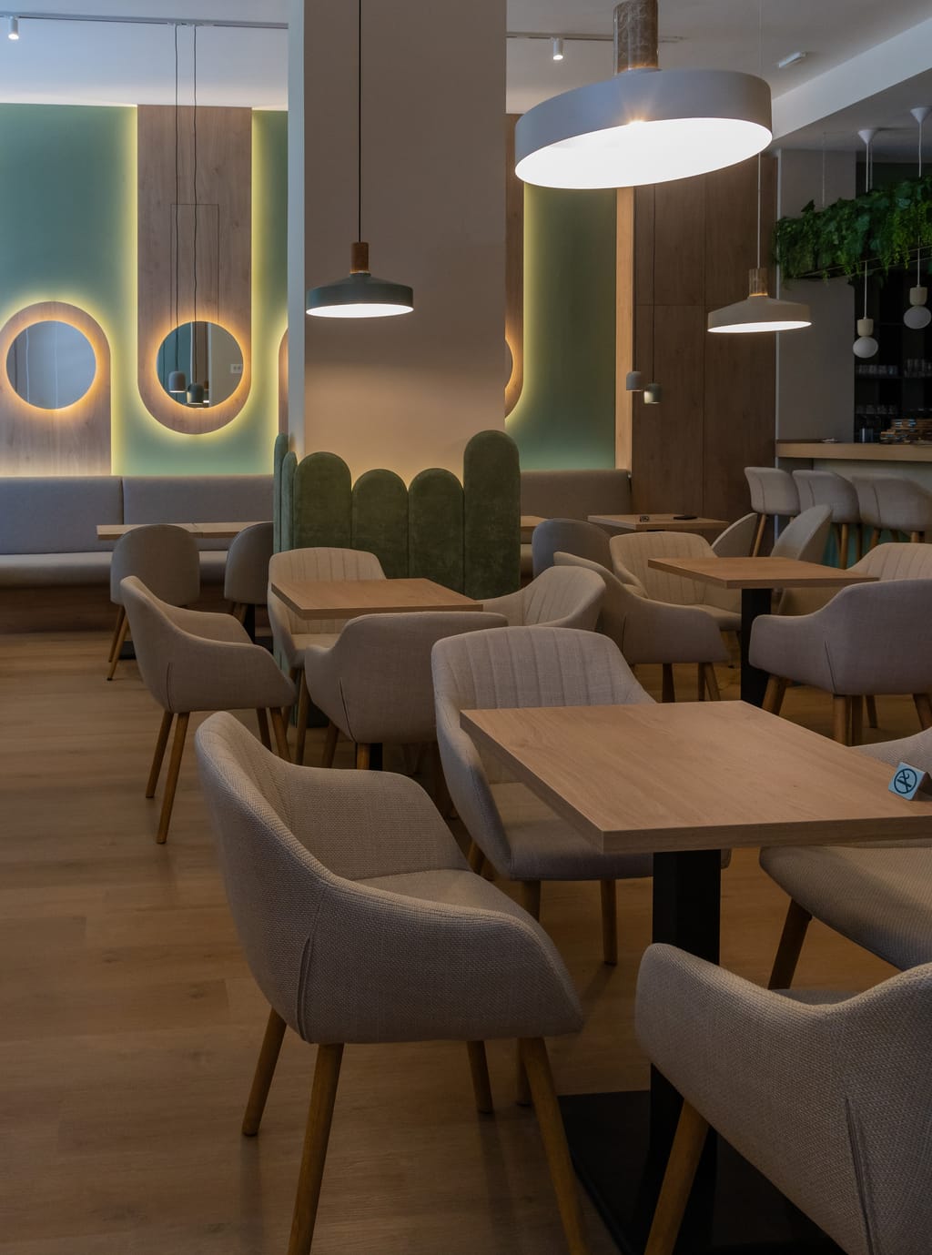 Fotelje i stolovi u kafe delu za roditelje
