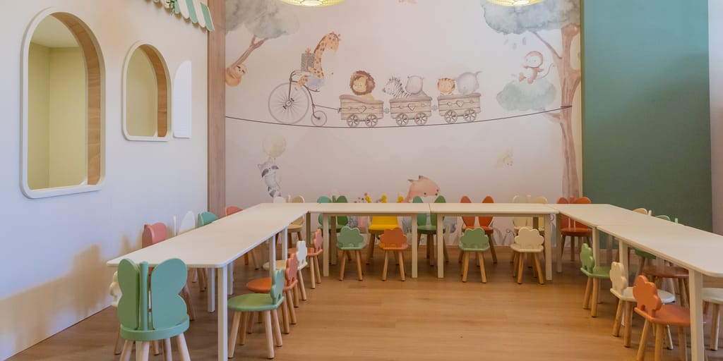 Stolovi za slavlje ispred murala, sa papirnim lampionima